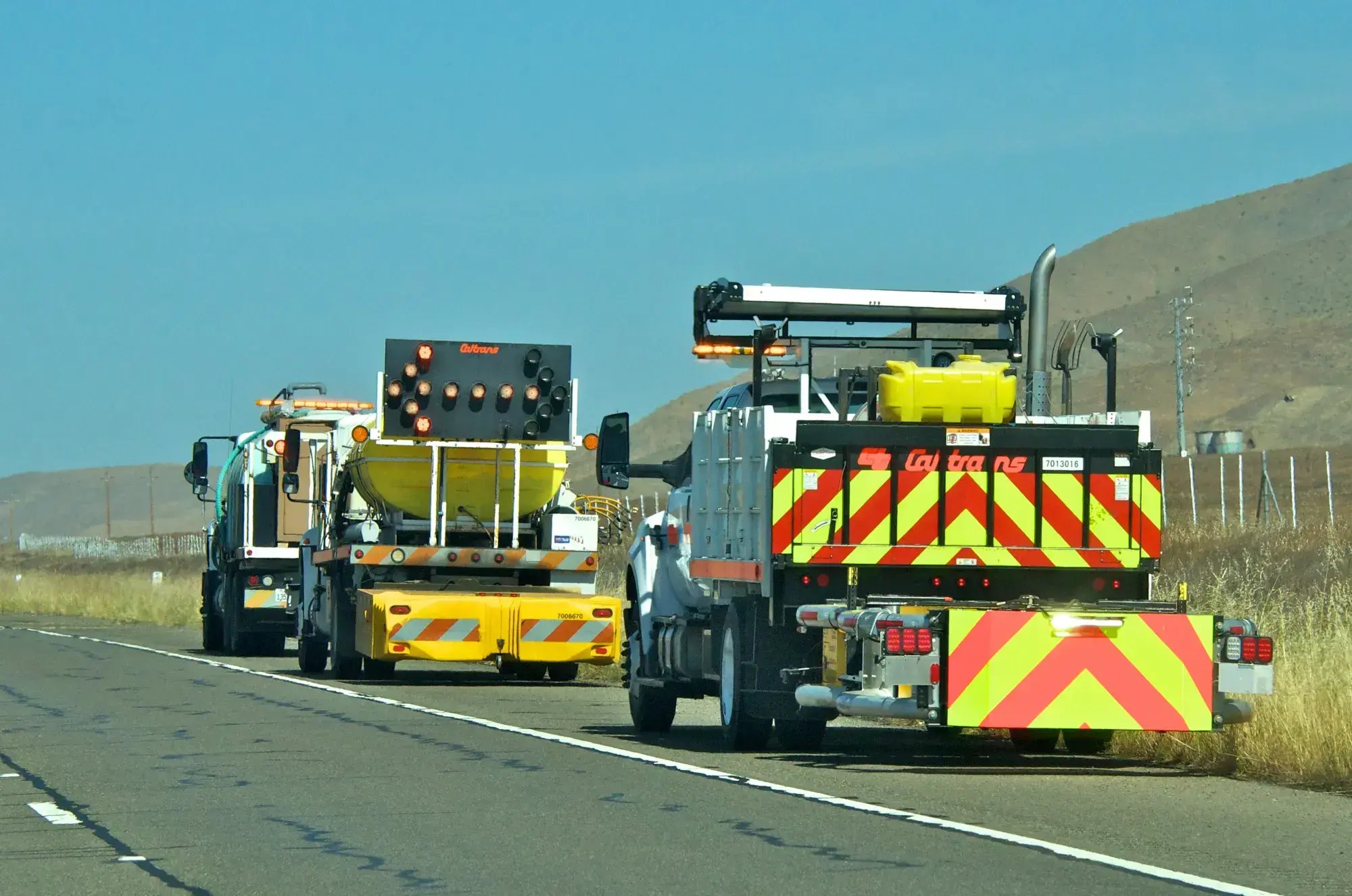 Service vehicles equipped with warning lights